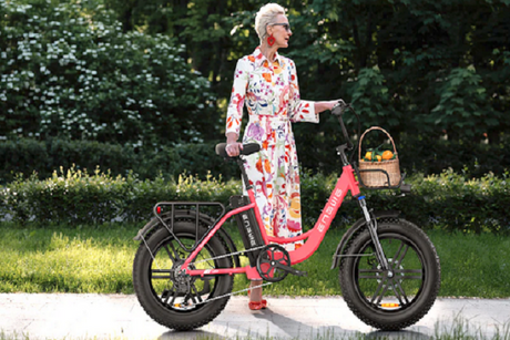 a woman ride engwe L20